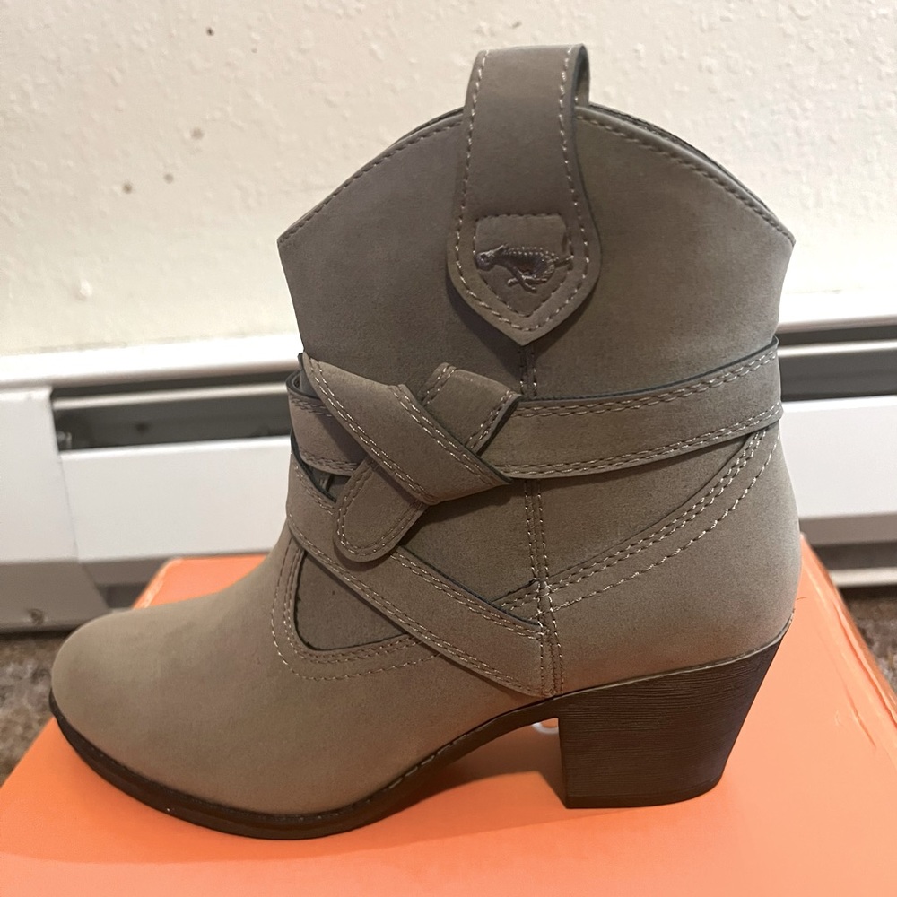 Rocket Dog leather ankle boots, low heels and are comfortable. Never been worn.